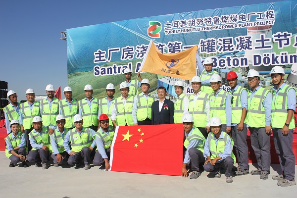 4.董事长一行与项目部管理人员合影留念.jpg 4.董事长一行与项目部管理人员合影留念.jpg