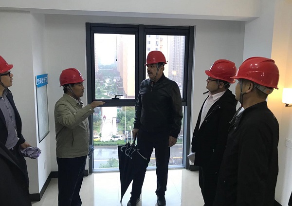 01集团副董事长王庆伟向卡马尔一行讲解守拙园公寓样板间.jpg 01集团副董事长王庆伟向卡马尔一行讲解守拙园公寓样板间.jpg