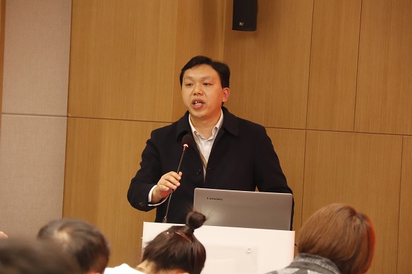 6、平博买球(中国)总工程师苏群山主持会议 .JPG