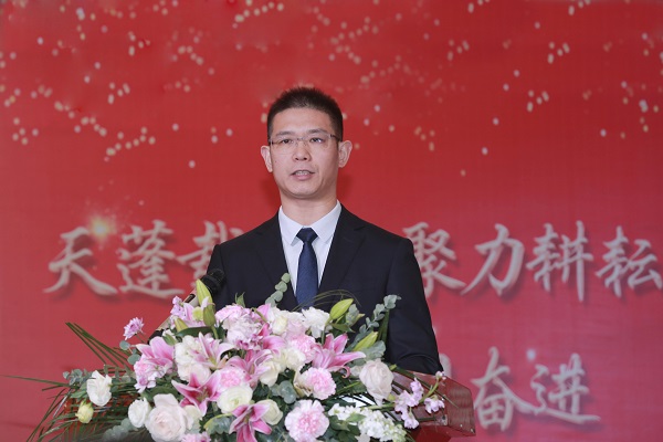 2总经理作报告.jpg 2总经理作报告.jpg