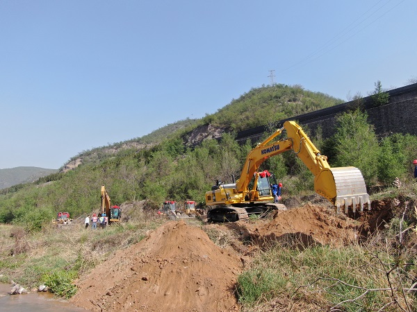 现场土方开挖.jpg 现场土方开挖.jpg