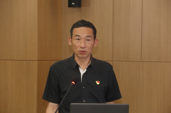 平博买球(中国)监事会主席、党委副书记陈百斌宣读《关于表彰平博买球(中国)先进基层党组织和优秀共产党员的决定》.jpg 平博买球(中国)监事会主席、党委副书记陈百斌宣读《关于表彰平博买球(中国)先进基层党组织和优秀共产党员的决定》.jpg