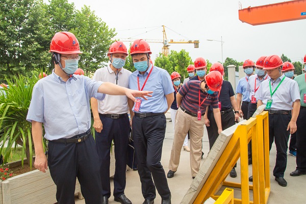 8与会领导观摩建筑产业园区.jpg 8与会领导观摩建筑产业园区.jpg