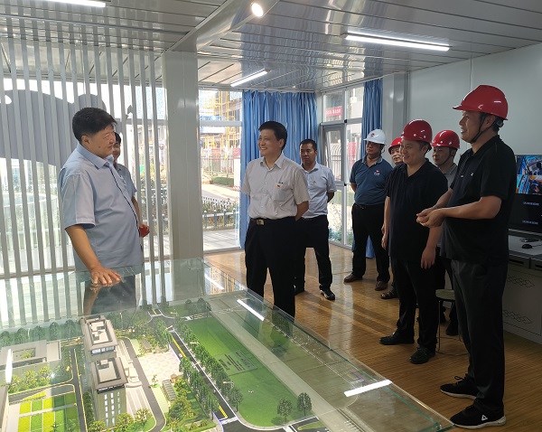 河南省纪委副书记吴宏亮一行参观建筑沙盘模型了解整体规划.jpg 河南省纪委副书记吴宏亮一行参观建筑沙盘模型了解整体规划.jpg