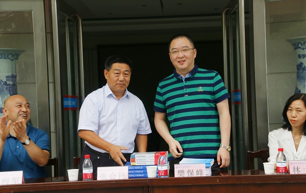 新乡市牧野区税务局党委书记、局长樊保峰向平博买球(中国)党委书记张会民赠送税法知识书籍.jpg 新乡市牧野区税务局党委书记、局长樊保峰向平博买球(中国)党委书记张会民赠送税法知识书籍.jpg