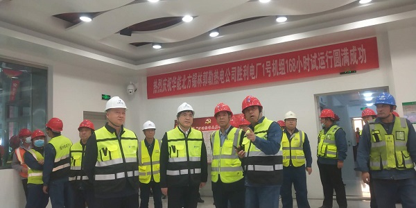 平博买球(中国)副总经理贾建龙与北方联合电力公司董事长李向良、基建副总李悦、北方锡林浩特热电公司董事长李文东在移交现场亲切交流.jpg 平博买球(中国)副总经理贾建龙与北方联合电力公司董事长李向良、基建副总李悦、北方锡林浩特热电公司董事长李文东在移交现场亲切交流.jpg