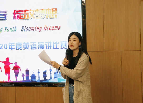 河南财经政法大学翟亚迪博士对选手的表现进行点评.jpg 河南财经政法大学翟亚迪博士对选手的表现进行点评.jpg