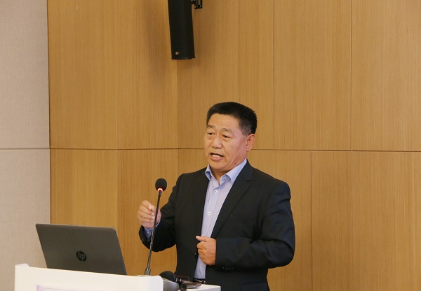 平博买球(中国)党委书记张会民从企业文化建设的角度作点评发言.jpg 平博买球(中国)党委书记张会民从企业文化建设的角度作点评发言.jpg