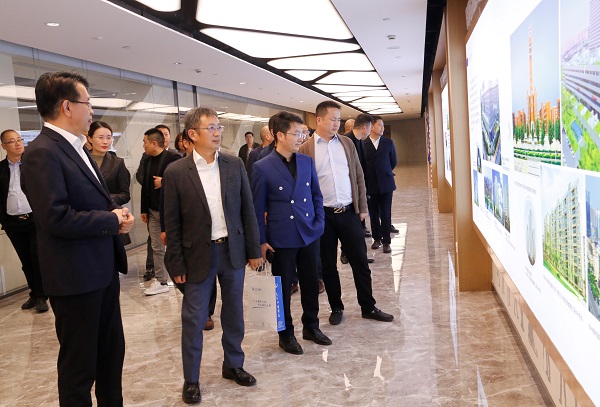 首期河南省民营企业素质提升工程研修班企业家一行参观平博买球(中国)总部.jpg 首期河南省民营企业素质提升工程研修班企业家一行参观平博买球(中国)总部.jpg