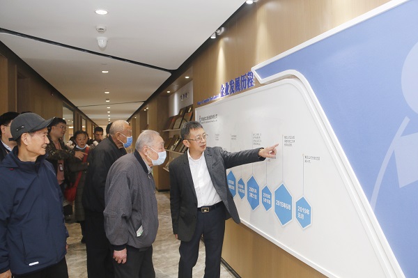 离退休老同志参观平博买球(中国)总部.jpg 离退休老同志参观平博买球(中国)总部.jpg