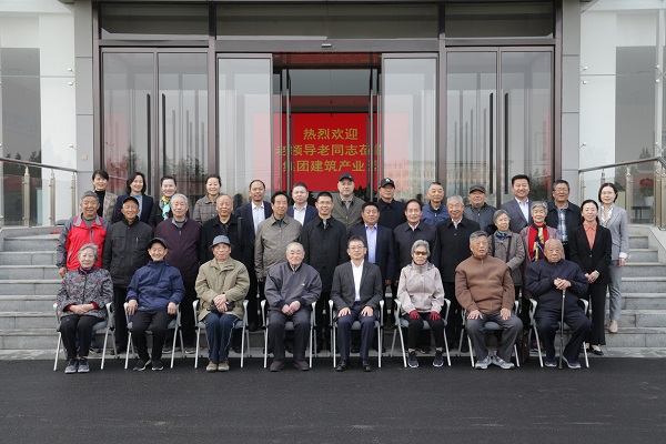 平博买球(中国)领导和老同志们合影留念.jpg 平博买球(中国)领导和老同志们合影留念.jpg