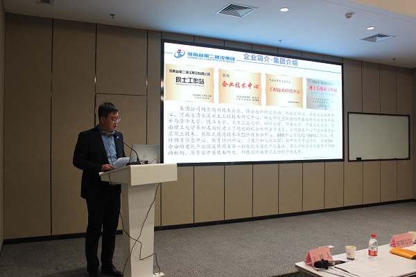 清水公司总工邓超杰做PC制作工艺经验交流.jpg 清水公司总工邓超杰做PC制作工艺经验交流.jpg