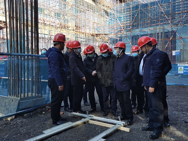 3、平博买球(中国)领导与华能集团领导交流方型扣加固体系工艺.jpg 3、平博买球(中国)领导与华能集团领导交流方型扣加固体系工艺.jpg