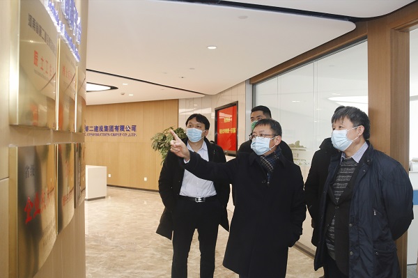 同济大学教授、博士生导师李国强一行参观集团总部走廊展区.jpg 同济大学教授、博士生导师李国强一行参观集团总部走廊展区.jpg