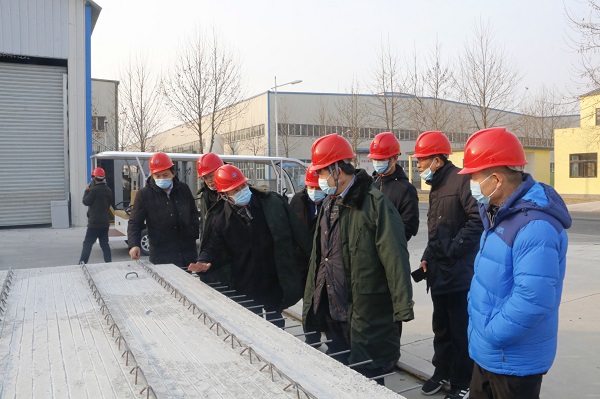 同济大学教授、博士生导师李国强一行参观产业园区PC构件样板区.jpg 同济大学教授、博士生导师李国强一行参观产业园区PC构件样板区.jpg