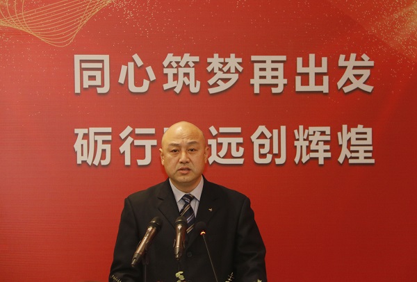 平博买球(中国)工会主席贾向军宣读《关于表彰2020年度先进单位和先进个人的决定》.jpg 平博买球(中国)工会主席贾向军宣读《关于表彰2020年度先进单位和先进个人的决定》.jpg