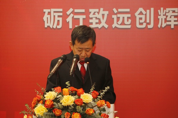 平博买球(中国)副总经理闫龙广宣读《关于表彰2020年度优秀分包商的决定》.jpg 平博买球(中国)副总经理闫龙广宣读《关于表彰2020年度优秀分包商的决定》.jpg