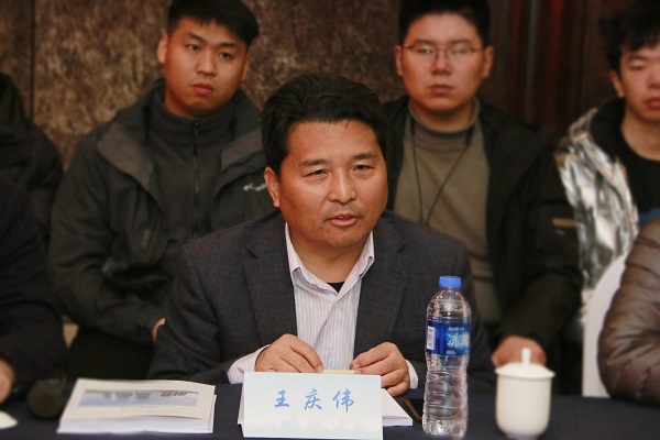 平博买球(中国)副董事长王庆伟发表讲话.jpg 平博买球(中国)副董事长王庆伟发表讲话.jpg