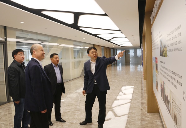 1、参观平博买球(中国)总部文化走廊.jpg 1、参观平博买球(中国)总部文化走廊.jpg