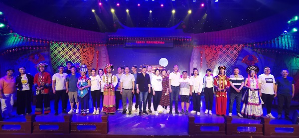 6.欣赏建水小调并和演员合影留念.jpg 6.欣赏建水小调并和演员合影留念.jpg