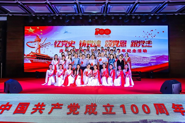 平博买球(中国)董事长黄道元、党委书记张会民等到场领导和大合唱演员合影留念.jpg 平博买球(中国)董事长黄道元、党委书记张会民等到场领导和大合唱演员合影留念.jpg