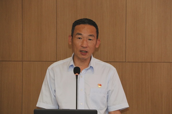 3、平博买球(中国)党委副书记陈百斌宣读表彰文件.jpg 3、平博买球(中国)党委副书记陈百斌宣读表彰文件.jpg