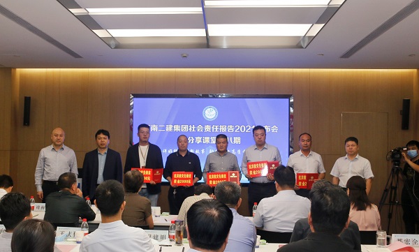 与会领导为获得“抗洪救灾先锋”荣誉称号的个人颁奖.jpg 与会领导为获得“抗洪救灾先锋”荣誉称号的个人颁奖.jpg