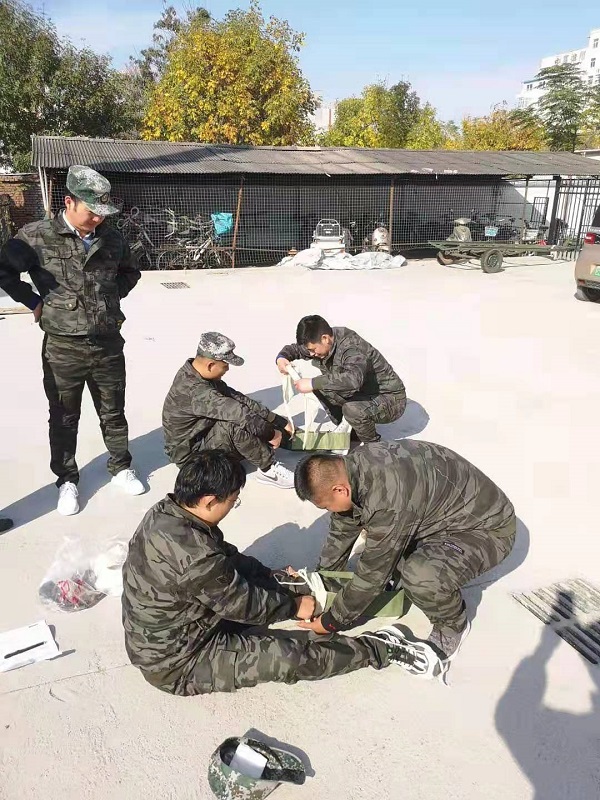 4.认真练习伤员包扎.jpg 4.认真练习伤员包扎.jpg