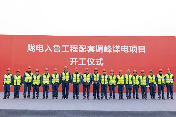 3、平博买球(中国)副总经理冯总一行与项目管理人员合影留念.jpg 3、平博买球(中国)副总经理冯总一行与项目管理人员合影留念.jpg