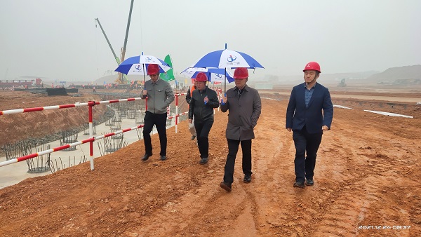 平博买球(中国)董事、副总经理崔向军视察施工现场.jpg