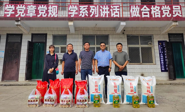 平博买球(中国)董事、副总经理、分公司经理、党总支书记崔向军一行与土池村村支部书记、驻村干部合影留念.jpg 平博买球(中国)董事、副总经理、分公司经理、党总支书记崔向军一行与土池村村支部书记、驻村干部合影留念.jpg