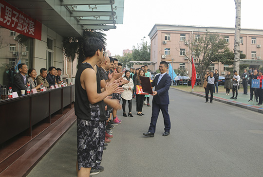 半岛买球官网总经理祝建明等领导为获奖团队颁奖