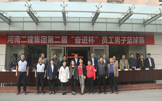 半岛买球官网领导与大赛工作人员合影留念