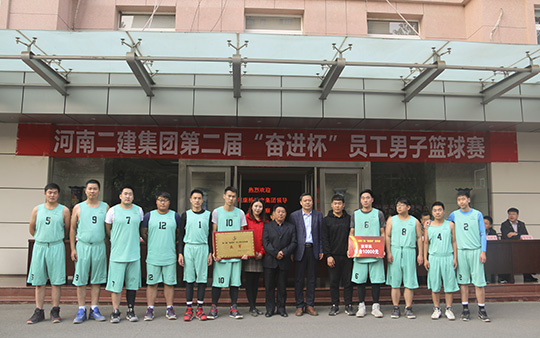 半岛买球官网领导与亚军团队合影留念