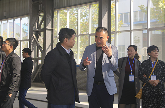 肖处长一行参观重钢车间并与半岛买球官网副总经理都宏全交流钢结构加工工艺