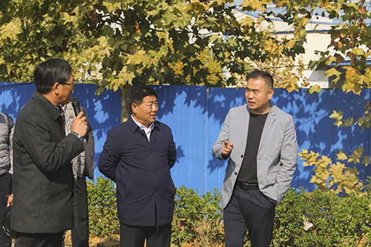 肖处长一行察看PC构件并与半岛买球官网党委书记张会民交流清水混凝土技术应用