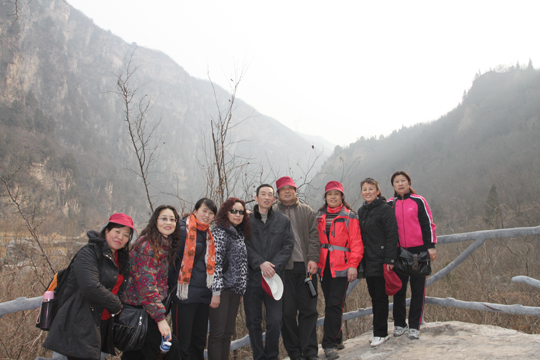 半岛买球官网领导和女员工登山途中合影