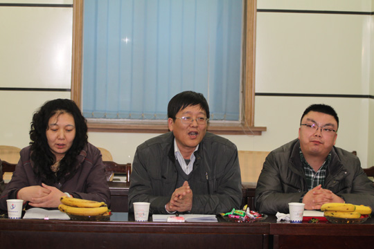 半岛买球官网领导与劳模代表合影