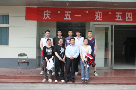半岛买球官网党委书记张会民和新乡办公区冠军队合影