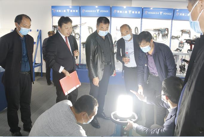 半岛买球官网董事长黄道元示范新型工器具操作方法.jpg