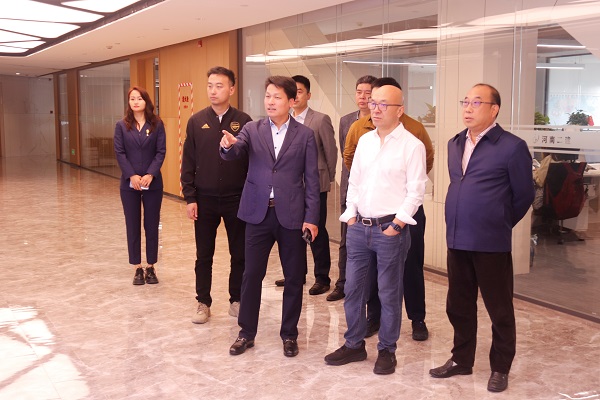 参观半岛买球官网19楼办公区.jpg