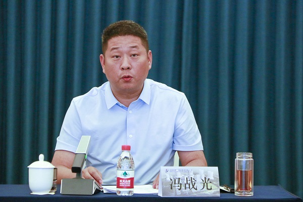 5半岛买球官网副总经理冯战光主持会议.JPG