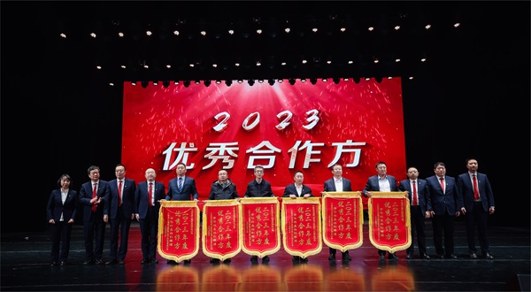 半岛买球官网总经理登台领奖 - 副本.jpg